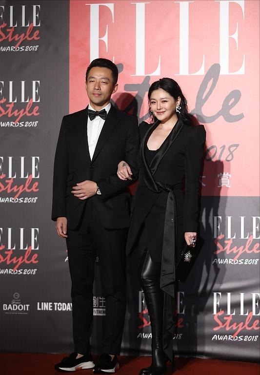 低胸装 大S线下站台风采不再,穿低胸装腋下赘肉却抢镜,面部卡粉不精致