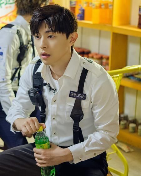 她是第一个邓伦主动“公主抱”,愿意秀恩爱,粉丝却不敢吃醋的女生