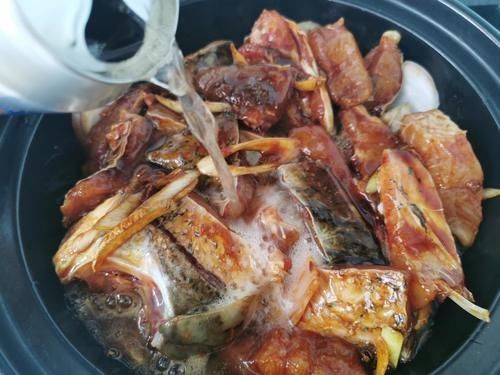 无论炖什么鱼，都不能放这2种调料，不然鱼腥味更重！