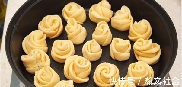 面包|不用烤箱,不加水,如此做也能做松软香甜的小面包,做一锅不够吃