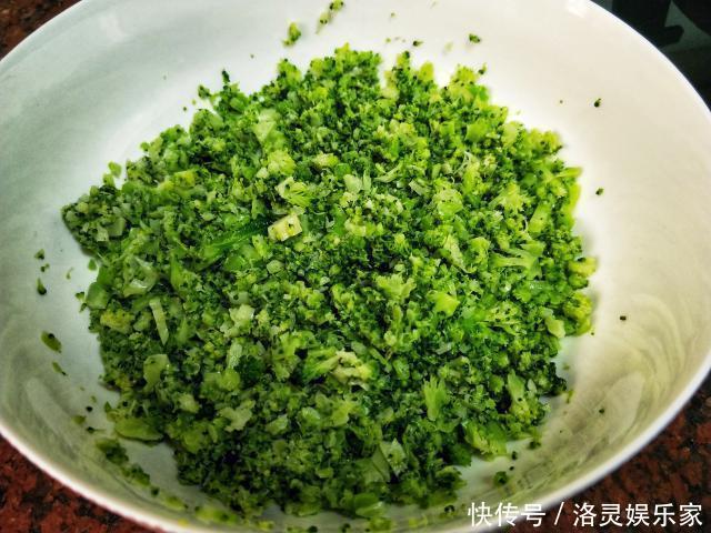 年夜饭上这道创意主食,西兰花做蛋饼,香酥美味营养翻倍