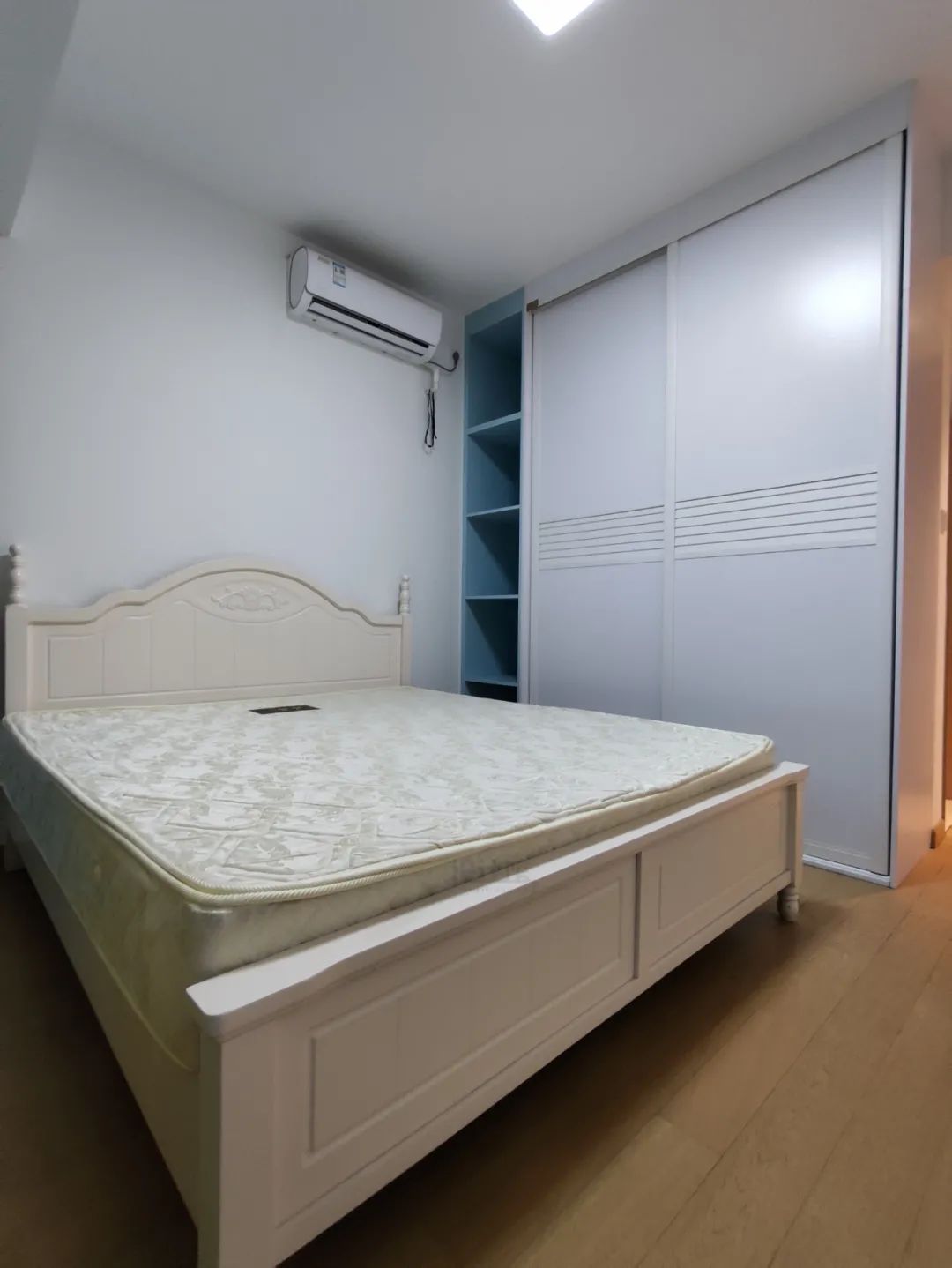 床头柜|衣柜门多宽合适？太大不好开门，太小容易变形