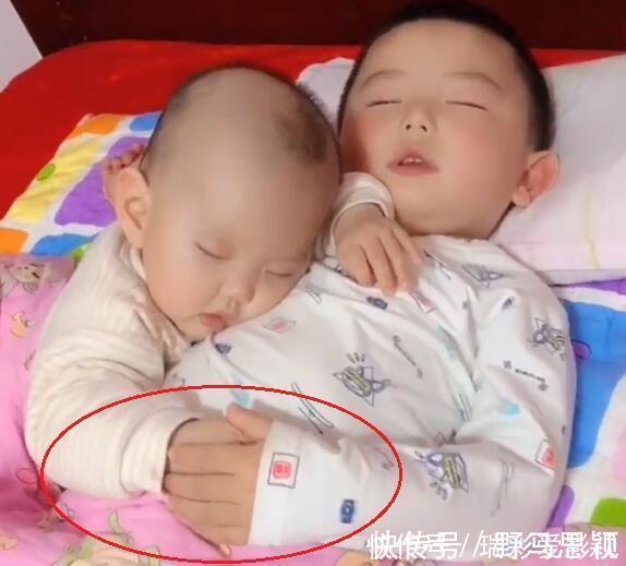 哥哥|妈妈上趟厕所,进屋看到2个娃瞬间眼红:这才是世上最美的画面