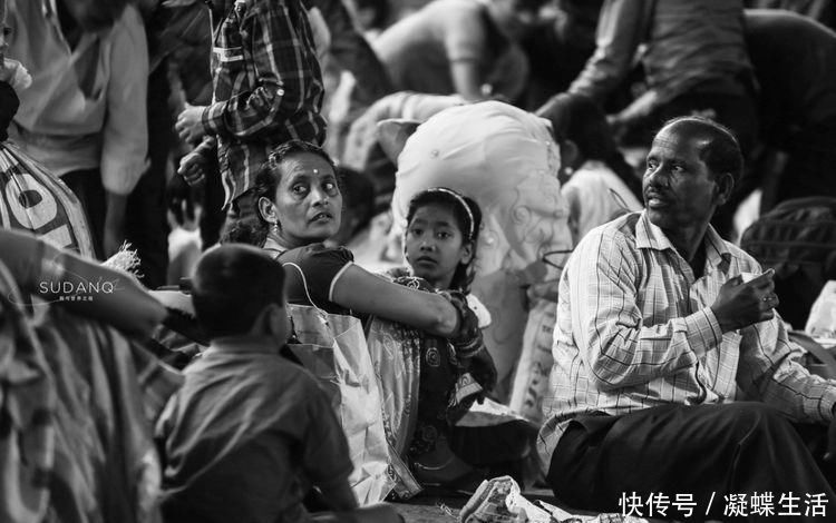 纱丽|实拍印度火车站：印度男人搭讪中国女游客，车窗口露出臭脚