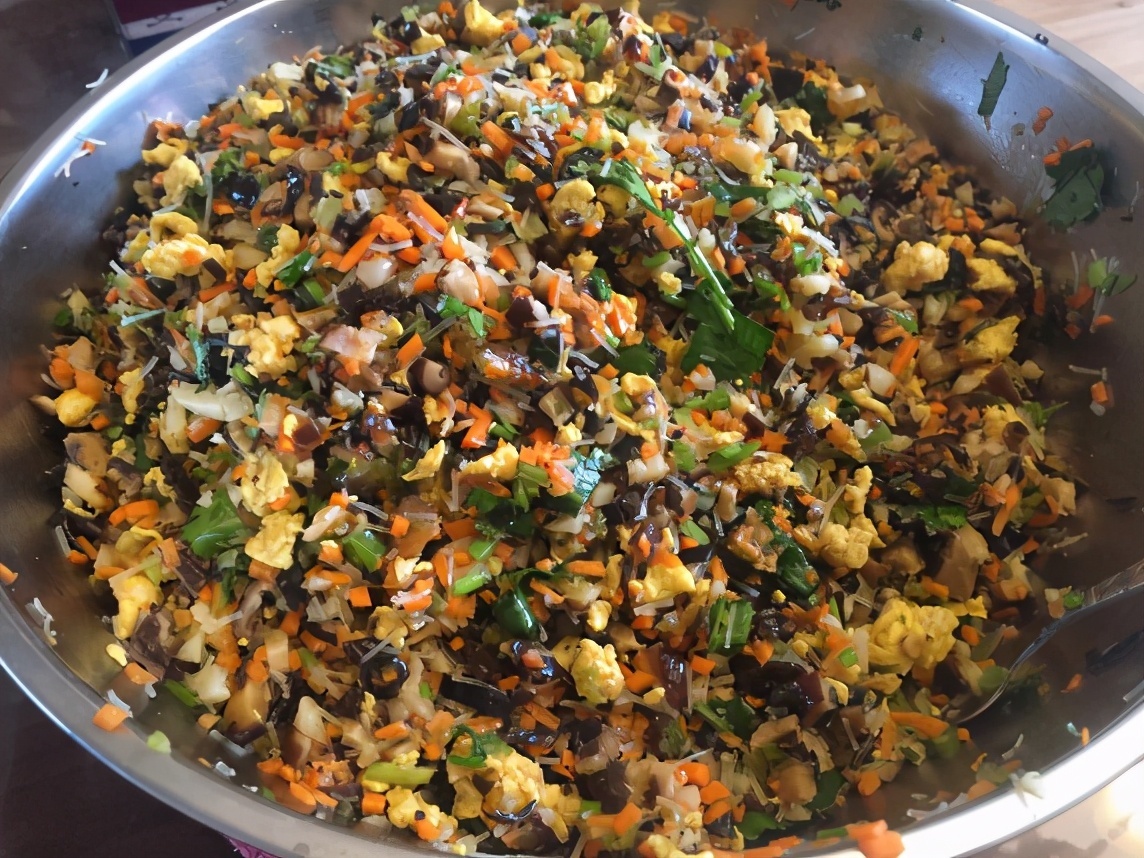 调韭菜馅，调料牢记“2放2不放”，韭菜翠绿不出水，鲜味足，好吃