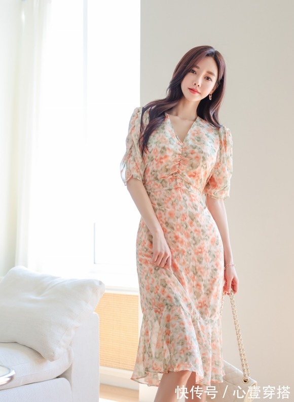 搭配|女神孙允珠时尚搭配:伏尔塔瓦河畔仙橘芳野碎花裙