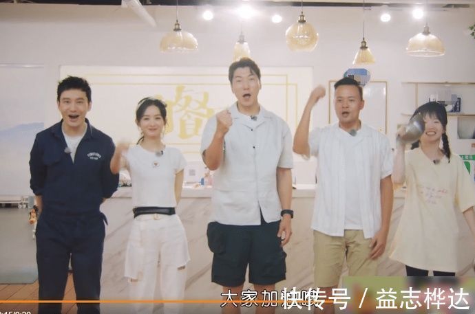 赵丽颖录节目却遇到小baby，看清她下意识动作，当妈的都懂