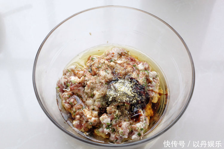 用东北特色菜蒸包子，味道倍儿鲜美，老公自己就能吃一屉，真服了