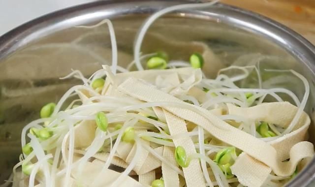 鲜香|凉拌豆皮,很多人调料第一步就做错了,跟大厨这样做,软嫩又鲜香