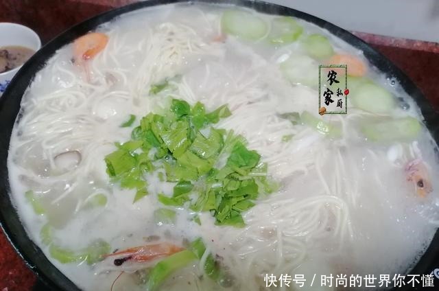 中午到老妈那蹭饭，大碗面一上桌，网友沸腾确定了，绝对是亲妈！