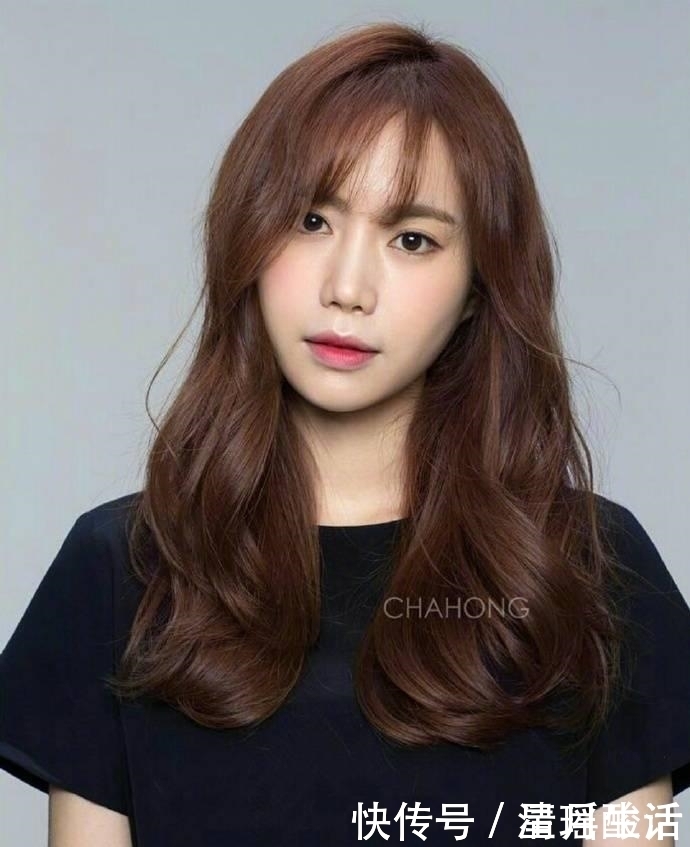 潮色|过年染什么颜色显得有气质又白净呢?头顶有点高该怎么设计发型?