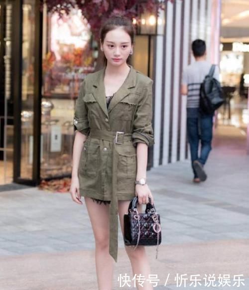 街拍小姐姐浅蓝色牛仔裤搭配白色休闲衫,全面提升气质与魅力