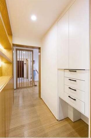 走廊|你家走廊还在堆杂物?太浪费,学我家打排柜子,亲戚参观好有面子