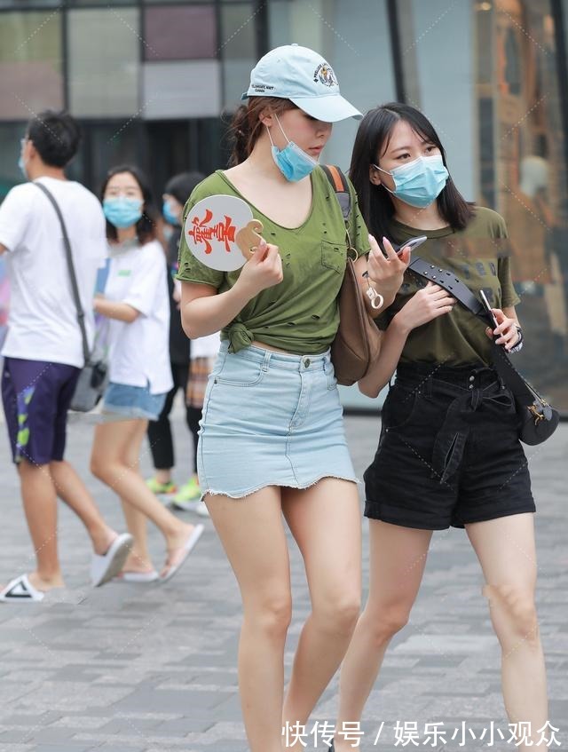 时尚 美丽波浪裙摆牛仔裙,搭配破洞上衣,展现简约时尚别致的美!