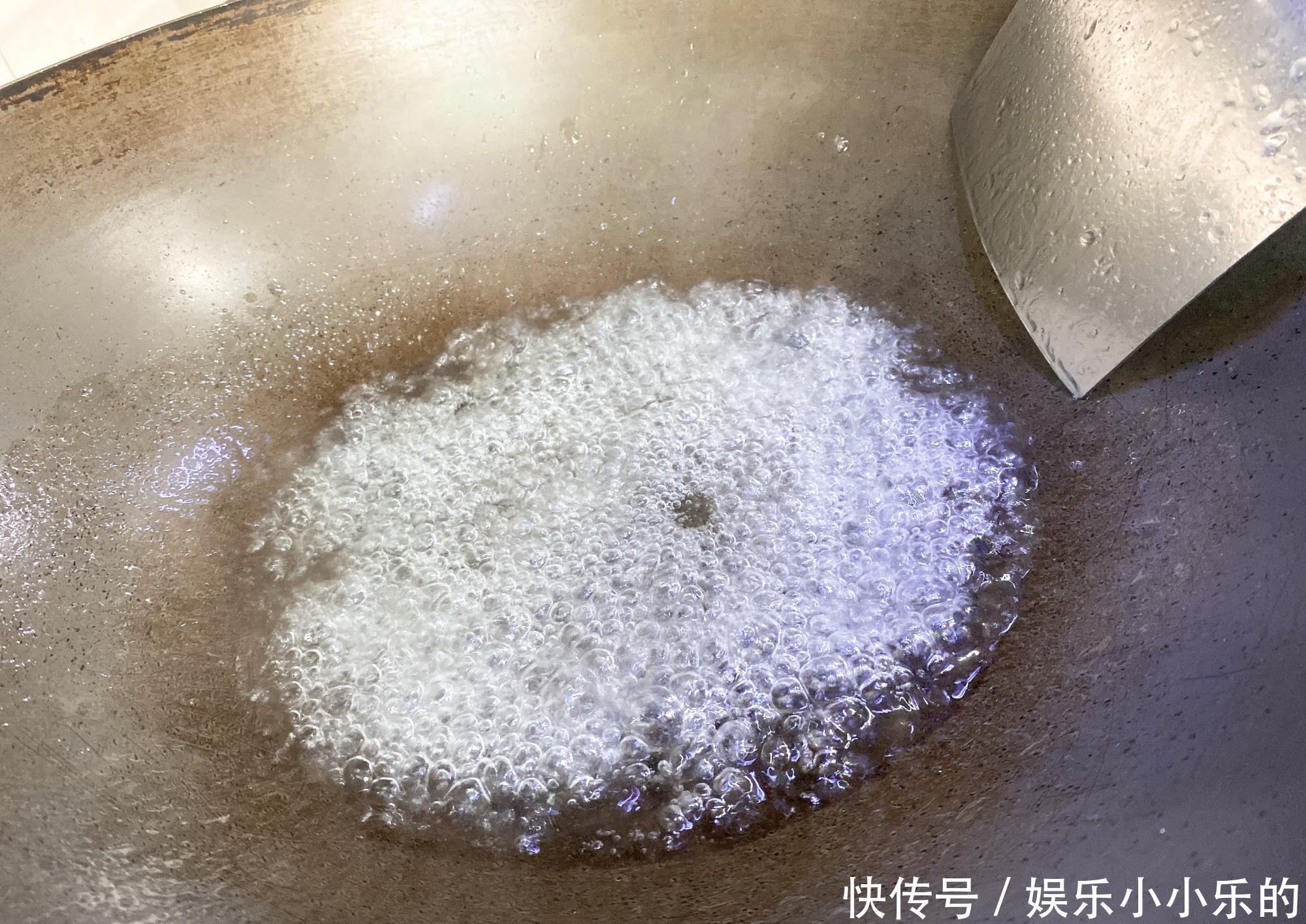 炒糖色到底是用油还是水?大厨教你,好多人都做错,难怪又黑又苦