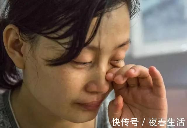 情绪|喂完孩子桌上饭菜被吃得精光,宝妈情绪崩溃,我在家里算什么?