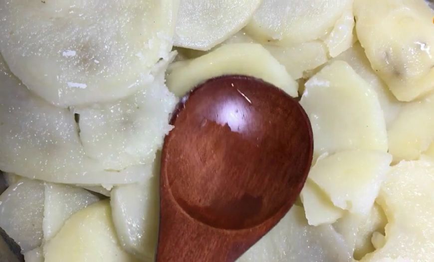 老妈用2个土豆,给我们做点心,不加一滴水,简单方便,清凉可口