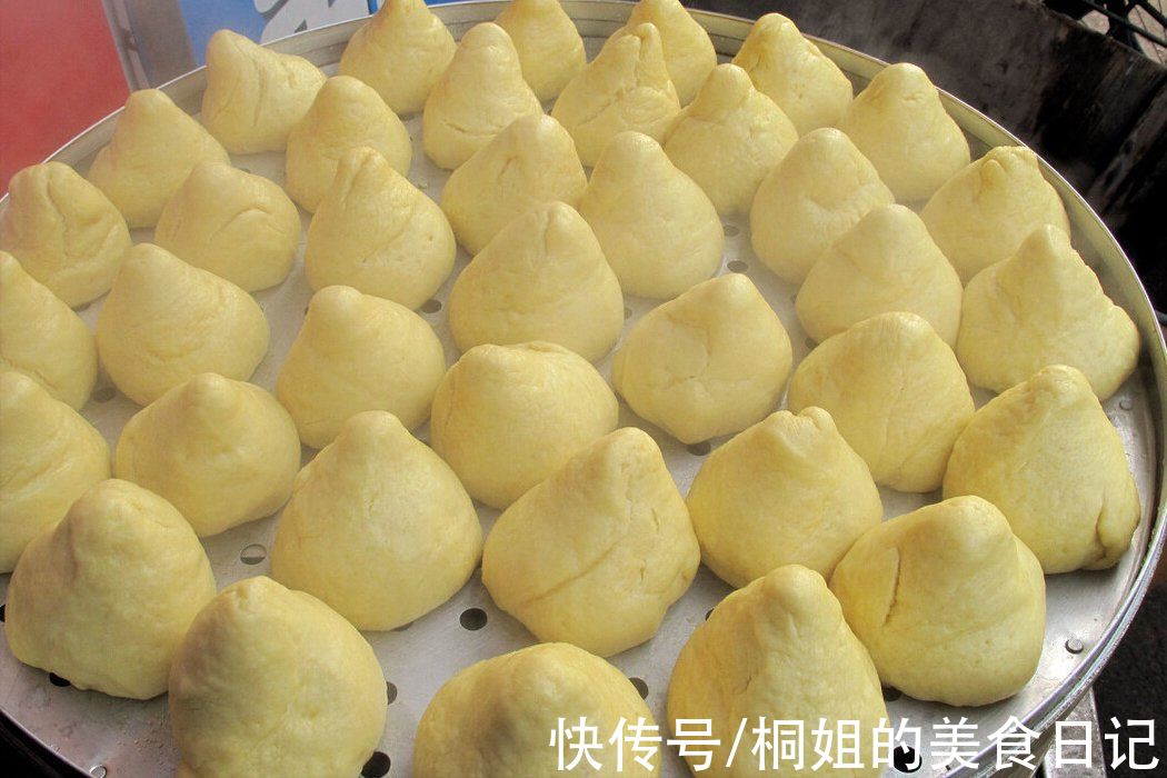 天冷多吃粗粮好处多，做玉米面窝头多放3味料，松软好吃不噎人