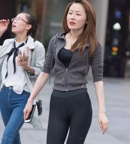 十分漂亮的打底裤美女,展现女神气质,网友真好看