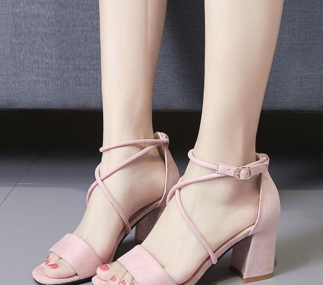 凉鞋 女人出场少不了一双高跟鞋撑场面,小个子选第6款,约会穿不累脚