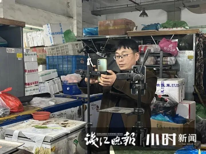 新闻记者|5平方菜摊藏不住放飞的歌声，杭州这家菜场有一位“歌神”