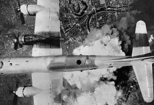 原子弹|原子弹爆炸后，这张背弟弟去火葬场的照片火了，这到底是谁之过？