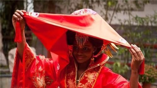 53岁中国画家，豪掷4000万娶小29岁的非洲少女，如今生活让人羡慕