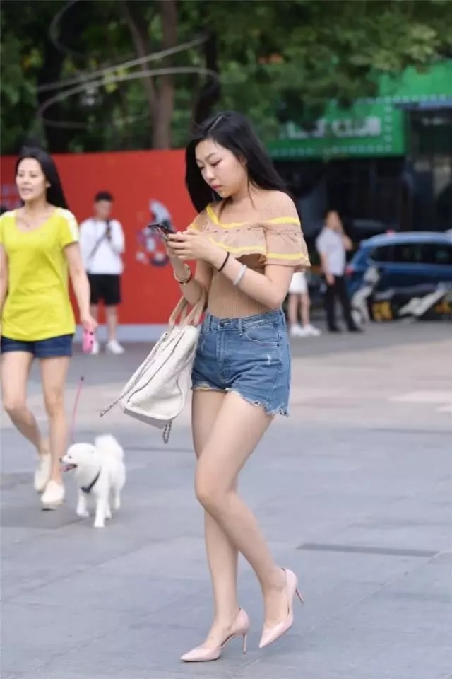 牛仔裤穿着帅气大方气质优雅,提升气质还百搭