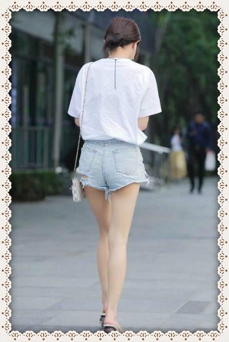 街拍;这种牛仔短裤布料差劲,线头太多了,建议换新的穿