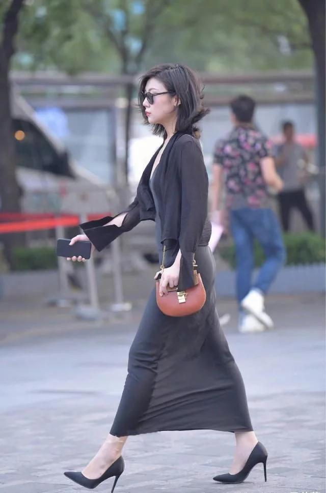 美女|美女街拍贵妇就是喜欢大气,选个黑色吊带裙,走在街上像演员