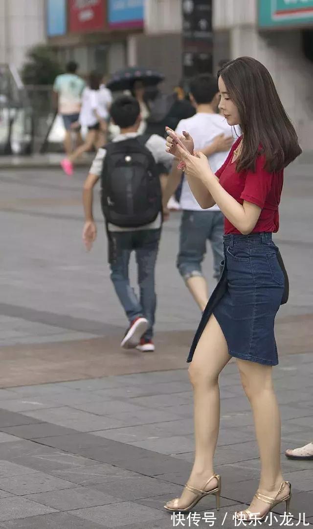 酒红色 酒红色T恤,看上去有点轻熟的时尚感,颜值依旧是无法被遮掩