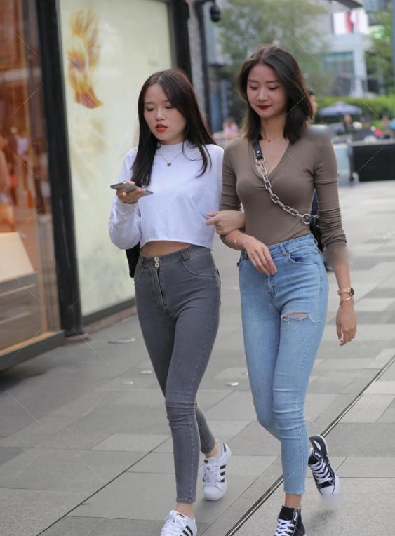 真怕|姐妹逛街看似和谐, 实则互相“攀比”穿搭, 真怕俩人互踩起来