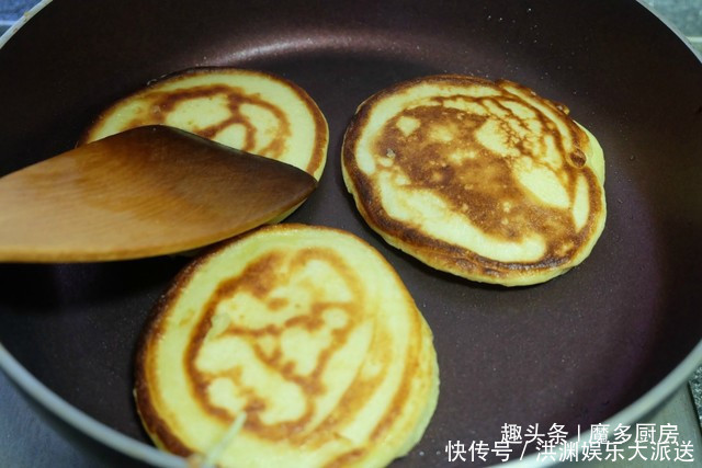 款玉米面饼|玉米面饼简单又好吃,搅一搅拌一拌,3分钟煎一锅,香软营养好