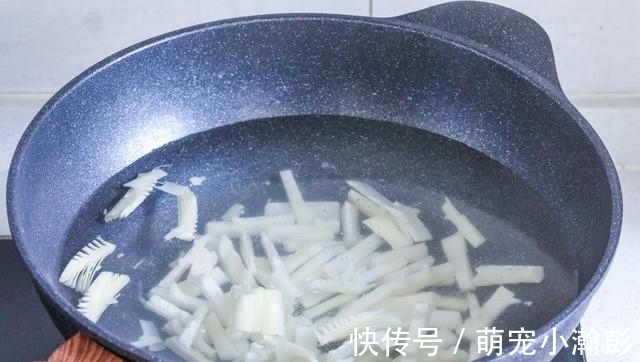 冬季特有的食材，20块钱一斤，吃一顿刮三天油，有条件女人要多吃