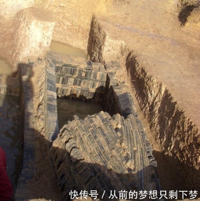 专家|水中古墓中藏着3001把宝剑，千年间无人能盗，专家抽干水发现玄机