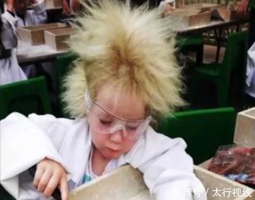 安德伍德|因患有难梳头发综合征,这个小女孩,拥有了爱因斯坦同款发型