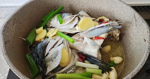  鱼头|秋冬这样吃，菜饭一锅出~鱼头泡饼