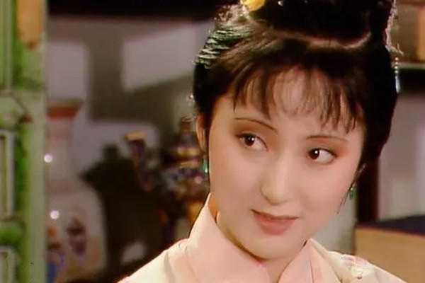 薛宝钗&薛宝钗真是千金小姐?贾母用一盘饰品揭开真面目:不配跟林黛玉比