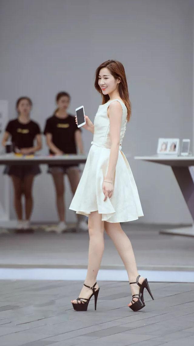 身材高挑|长发披肩的小美女,红色吊带长裙,展现出窈窕身姿