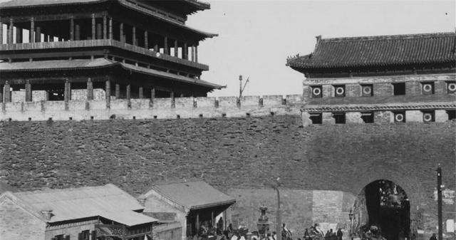 齐聚|1900年八国联军侵略北京城旧照,外国士兵齐聚天坛与被掠夺的佛塔