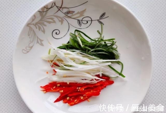 鲜嫩|清蒸鱼怎么做才好吃?放盐和料酒?都错了!3个技巧,鱼鲜肉嫩