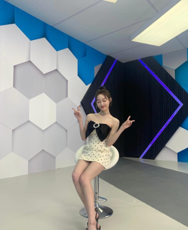 出鏡|李子璇的“綠茶坐”火了, 看她雙腿怎么放, 賊顯腿長