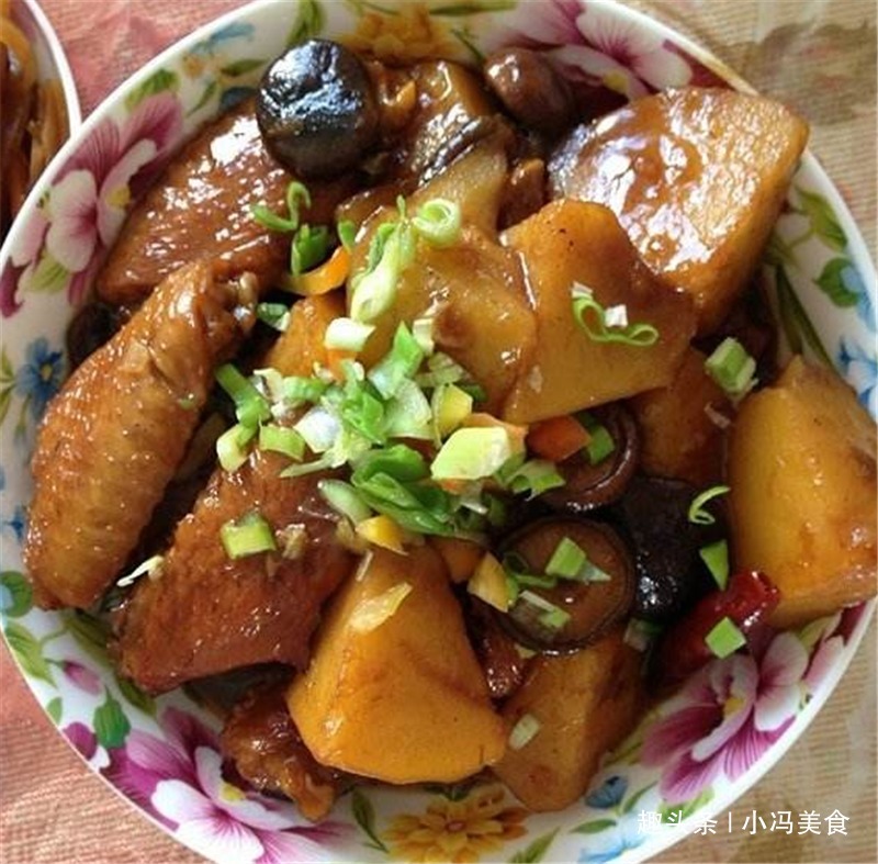 土豆焖鸡翅加上它,软嫩入味,香味十足,出锅就抢空