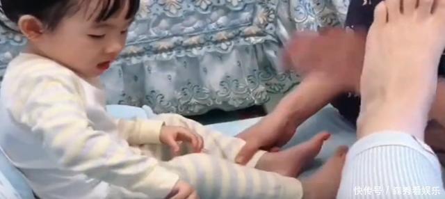 伤害|爸爸给女儿剪指甲，妈妈也把脚伸了过去，果然没有对比就没有伤害