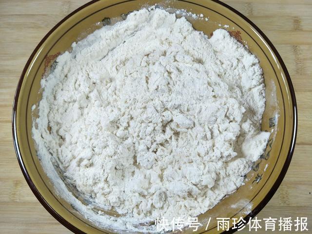 保鲜膜|天冷发面有诀窍,酵母粉里多加1味,面团蓬松,一个小时发满盆