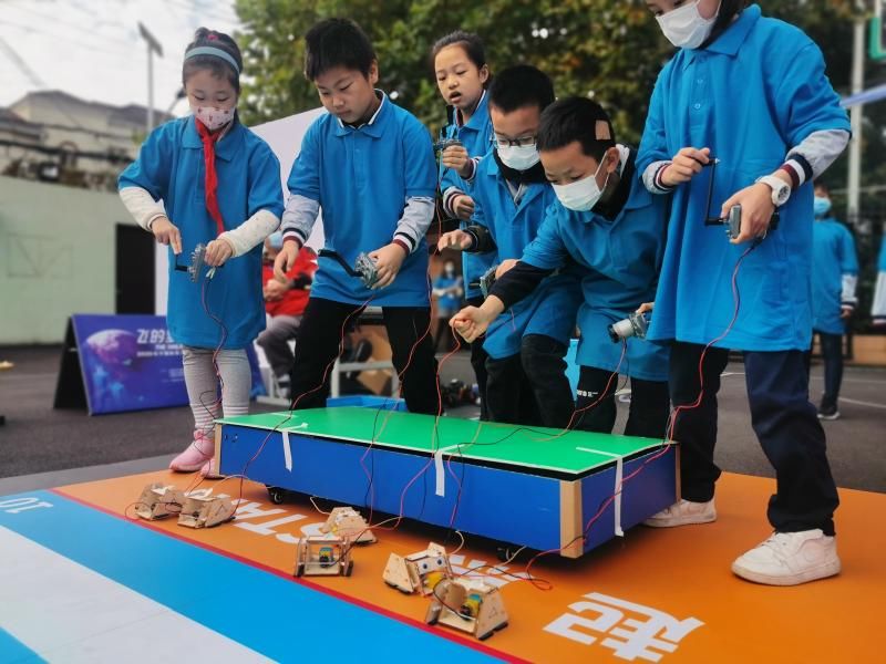 传承|手摇发电、跨越裂谷，这场“星际探险”为小科迷插上梦想翅膀，传承科学精神