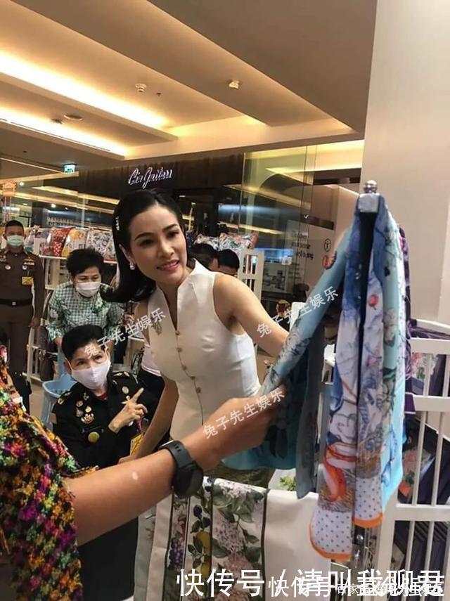 泰式|35岁诗妮娜贵妃终于留长发了!穿露肩马甲配阔腿裤,这造型太飒了