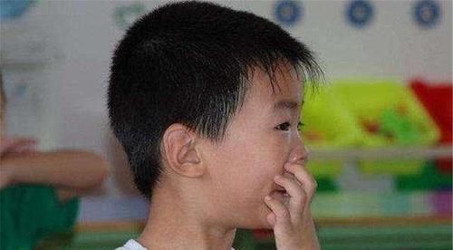 孩子|爱“挖鼻孔”的孩子,长大几乎逃不出这2种结局,父母要趁早知道