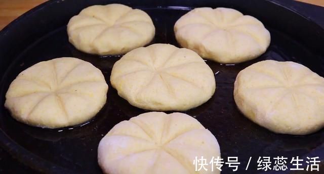 玉米酸奶饼|玉米面里面加一袋酸奶，蓬松暄软，百吃不厌，新手小白也能零失败