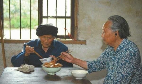 隔夜菜|108岁老人分享饮食习惯这种菜我从来不吃，喜欢它的伙计都走了